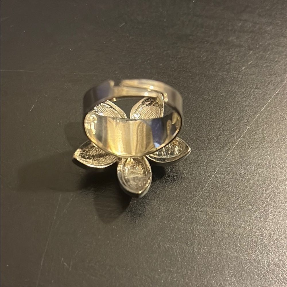 Elegant Rhinestone Floral Ring - Picture 3 of 5